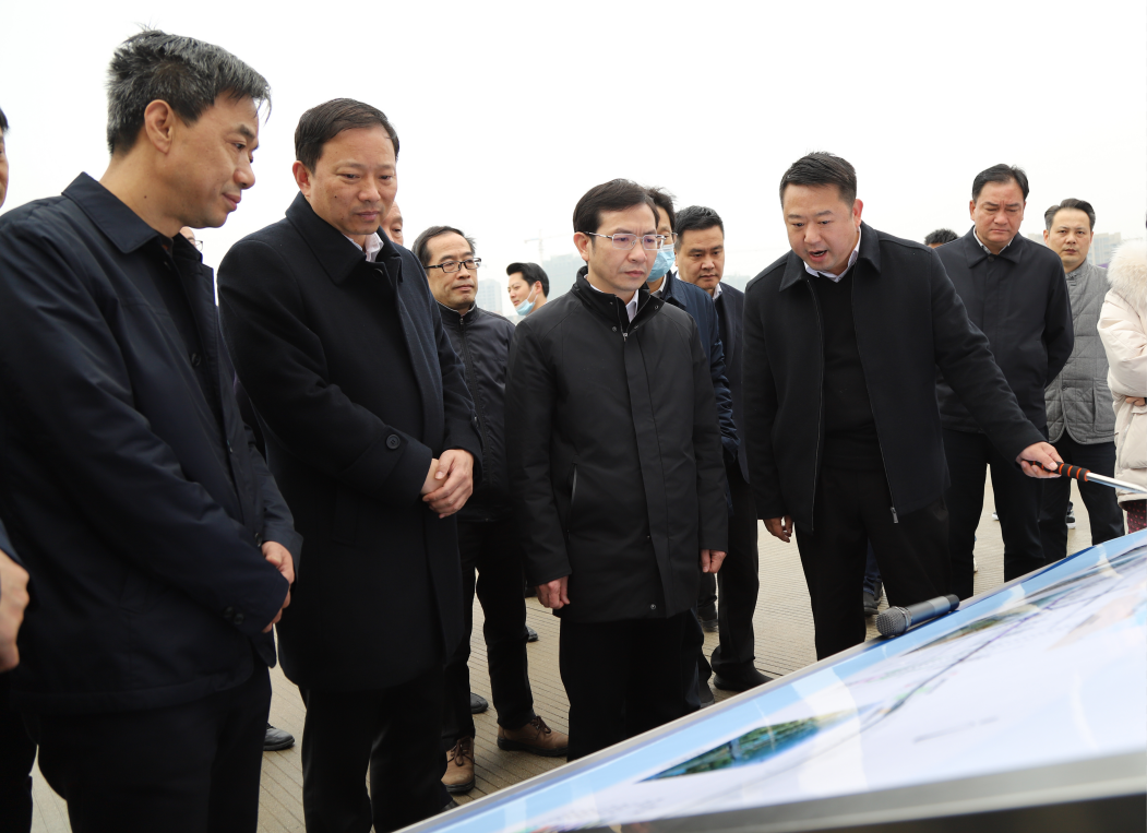 市委副書記、市長黃喜忠一行視察九洲高架東延工程