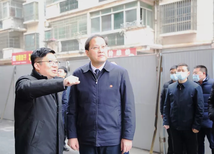 南昌縣委書記、小藍(lán)經(jīng)開區(qū)管委會主任陳翔走訪慰問南外環(huán)高速項(xiàng)目
